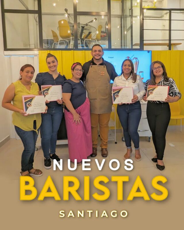 Este grupo de baristas vinieron desde diversas provincias del Cibao a completar su entrenamiento como baristas en nuestro curso en Santiago de los Caballeros.

Fue un honor compartir junto a ellas el conocimiento del buen café. Esperamos tengan éxitos en sus carreras ahora como baristas.

#EscuelaDeCafe #BaristaRD #CursosDeCafe #CafeDominicano #EducacionEnCafe #BarismoRD #CursosDeBarismo #BaristaDominicano #PreparacionDeCafe #ArteLatte #cafelover